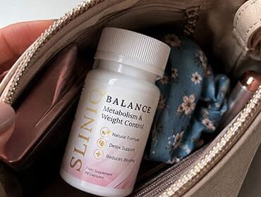 Баночка с капсулами Sliniq balance в косметичке.